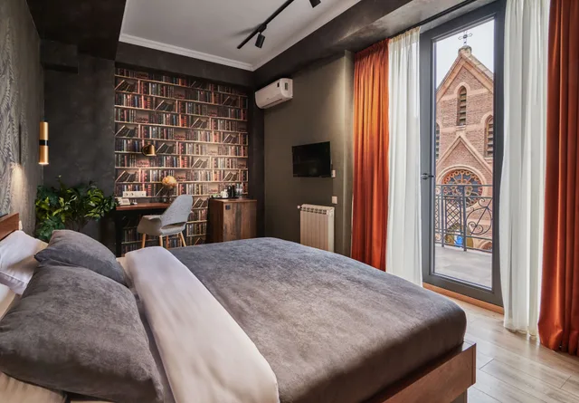 جناح بسرير كينج بشرفة مع أريكة، HOTEL CITY 4/6