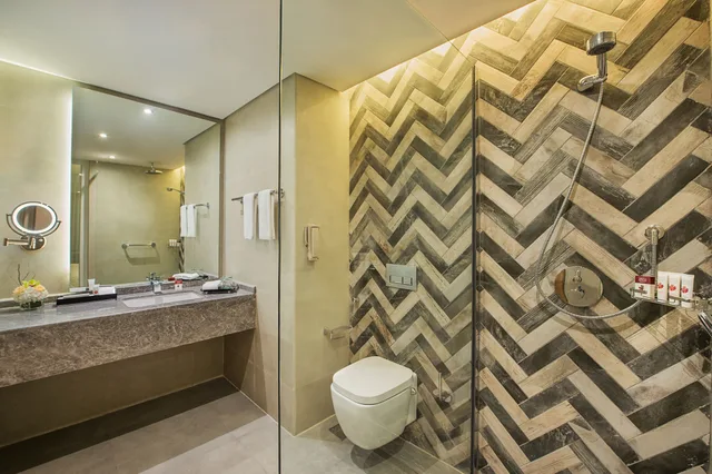غرفة قياسية بسريرين منفصلين بإطلالة على البحر لذوي الإعاقة، Wyndham Garden Ajman Corniche 5/7