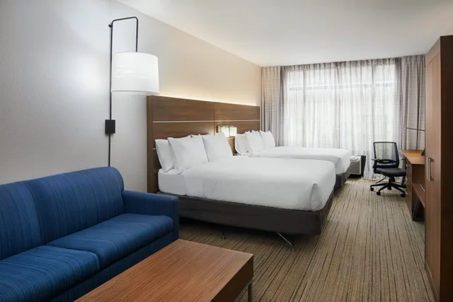 جناح بسريرين كوين، Holiday Inn Express Hotel and Suites Pensacola West-Navy Base 1/3