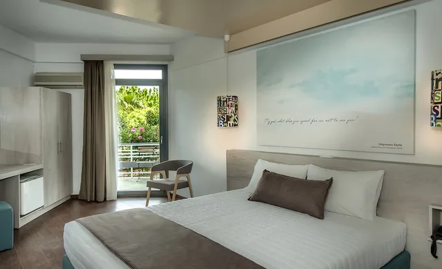 غرفة بسريرين منفصلين وسرير كوين بإطلالة على الحديقة، The Grove Seaside Hotel 1/9