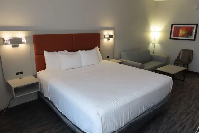 غرفة بسرير كينج مع أريكة، Best Western Heritage Inn & Suites 1/3