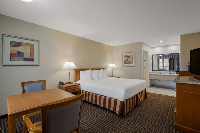 غرفة ديلوكس بسرير كينج، Best Western Norwalk Inn 1/4