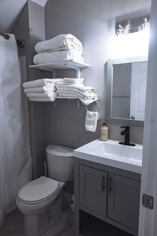 Deluxe, Apartment, 1 Single and 2 Queen Beds، The Bell Inn & Tavern 6/8