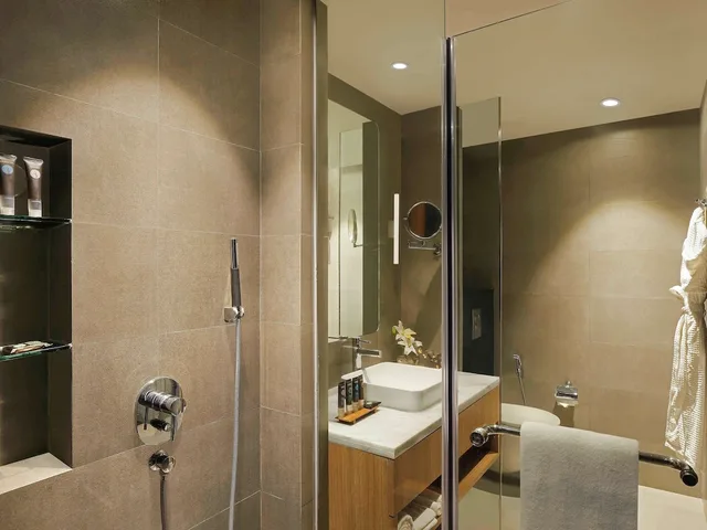 غرفة سوبيريور بسرير كينج بإطلالة على البحر، Novotel Mumbai Juhu Beach 10/10