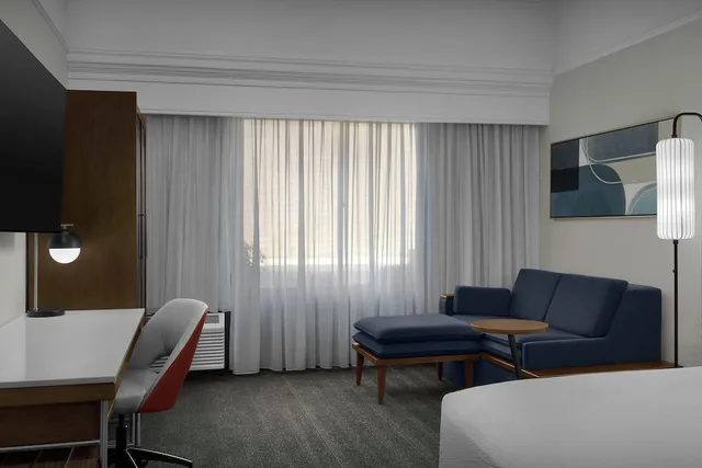 غرفة بسرير كينج مع أريكة، Courtyard Danville 4/8