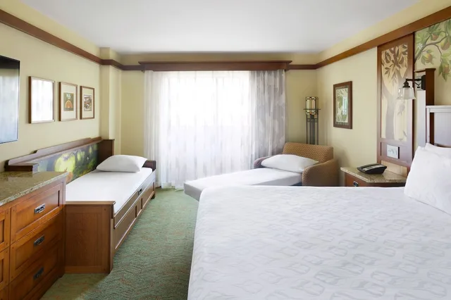 Room, King Bed, Partial Theme Park View, Sofa، Disney Grand Californian 1/5