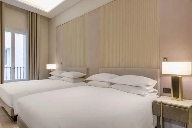 غرفة ديلوكس بسريرين كوين بإطلالة على الفناء، JW Marriott Hotel Madrid 2/8