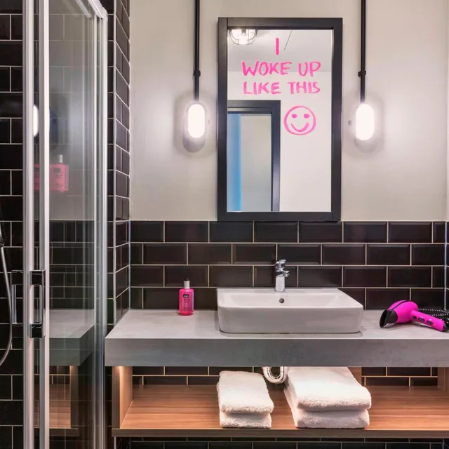 غرفة كبيرة بسرير كينج وسرير كوين مع أريكة، MOXY DUESSELDORF SOUTH 3/3