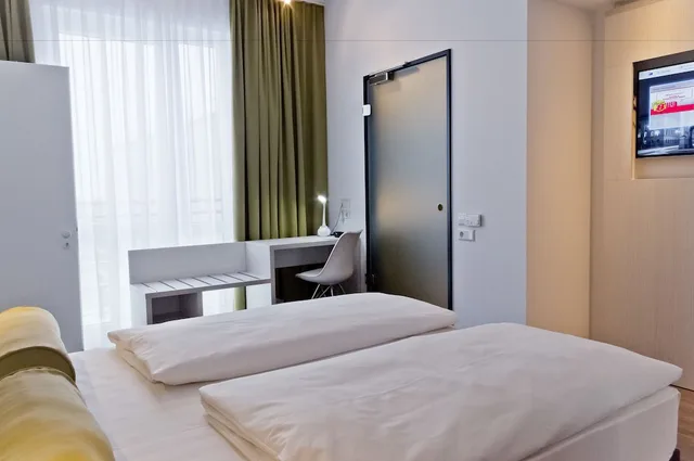 غرفة قياسية بسريرين منفصلين، Premier Inn München City West 1/7