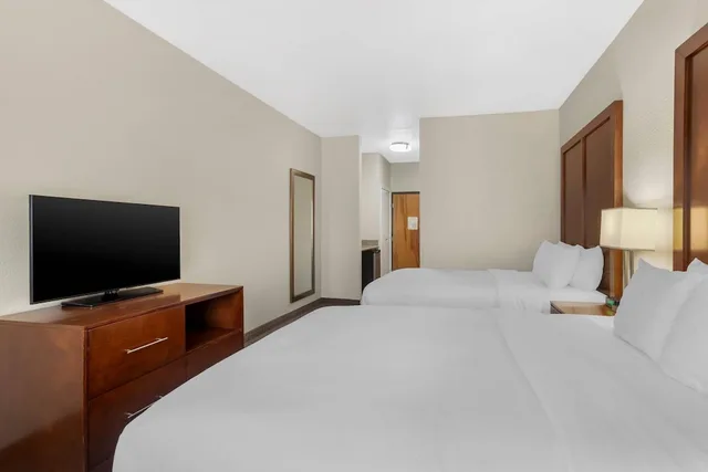 جناح بسريرين كوين مع أريكة لذوي الإعاقة، Comfort Suites Brenham, TX 2/3