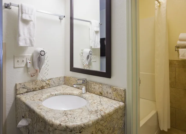 Family Suite, Superior, Suite, 2 Double Beds, Sofa، Fargo Inn and Suites 3/7