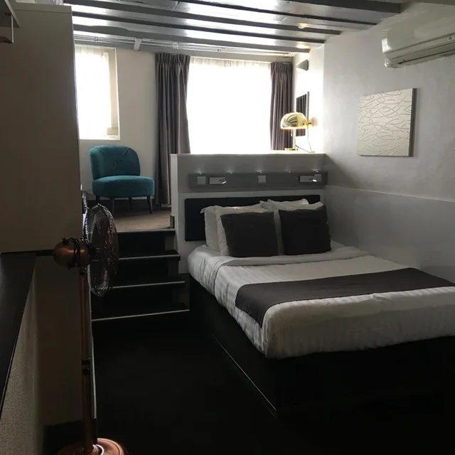 غرفة قياسية بسرير مزدوج بإطلالة على القناة، Hotel CC 2/10