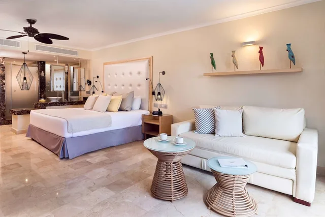 جناح جونيور بسرير كينج بإطلالة على البحر مع أريكة، Grand Palladium Palace Resort Spa Casino All Inclusive 3/4
