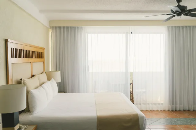 غرفة جونيور بإطلالة جزئية على البحر، Hotel NYX Cancun 1/3