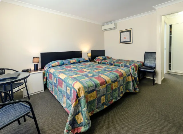 Downstairs, 2 Bedrooms, 1 Queen and 3 Single Beds، Centre Point Mid City Motor Inn 3/4