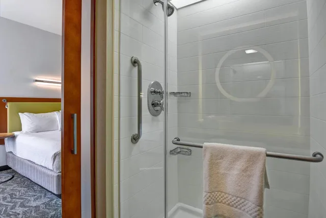 جناح بسريرين كوين مع سرير سحّاب إضافي مع أريكة بحوض استحمام لذوي الإعاقة، Springhill Suites by Marriott Midtown Cincinnati 3/5