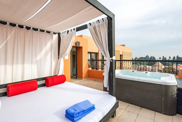 جناح جونيور بسرير كينج بإطلالة على المسبح بجاكوزي، Medina Gardens - Adult only 4/6