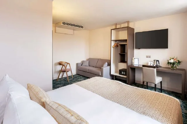 غرفة عائلية بسرير كوين مع أريكة، Best Western Plus Hotel Belfort Centre Gare 2/5