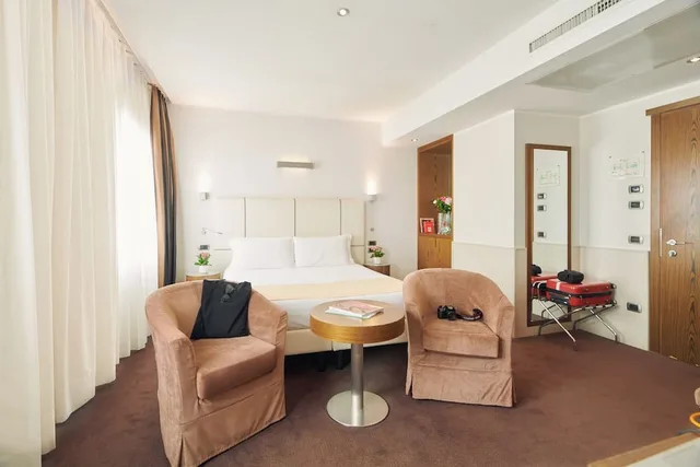 غرفة ديلوكس بسرير مزدوج مع أريكة، Hotel Plaza 5/6