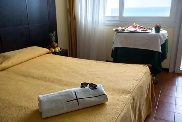 غرفة سوبيريور ثلاثية بسرير مزدوج وسرير فردي بإطلالة على البحر، Albergo Capo Est 1/2