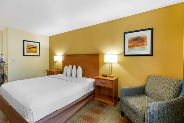 غرفة بسرير كينج لذوي الإعاقة، Best Western Kiva Inn 1/3