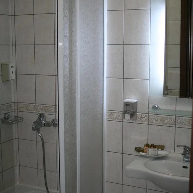 غرفة بسريرين منفصلين بإطلالة على الحديقة، NYSA HOTEL 2/4
