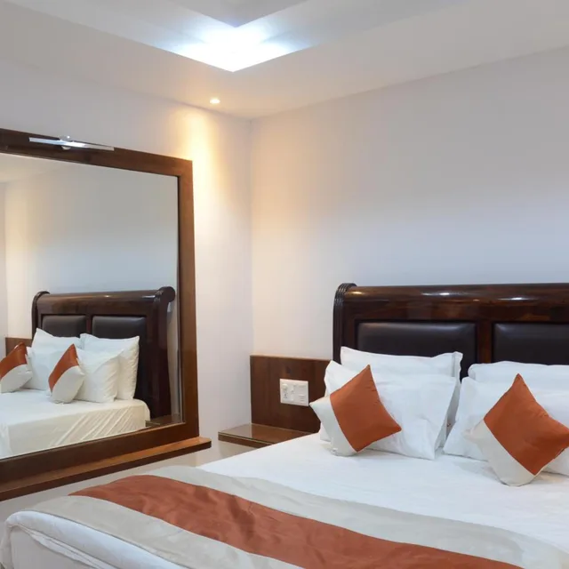 Executive, King Bed, Hotel Loksagar 3/5