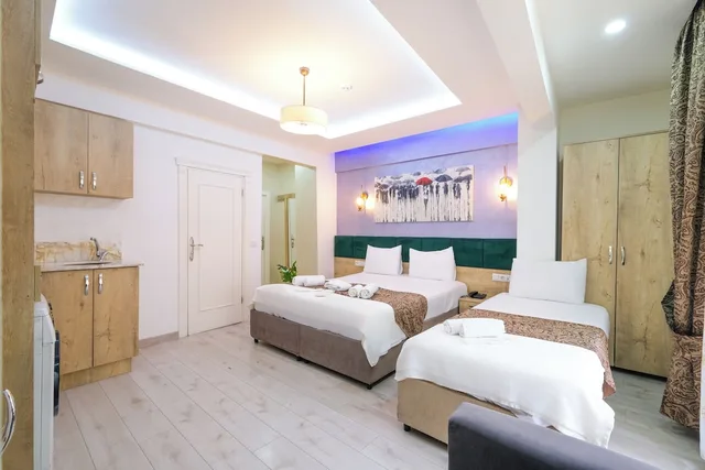 غرفة عائلية رباعية بسرير مزدوج وسرير فردي مع أريكة، Loren Hotel Suites 3/10