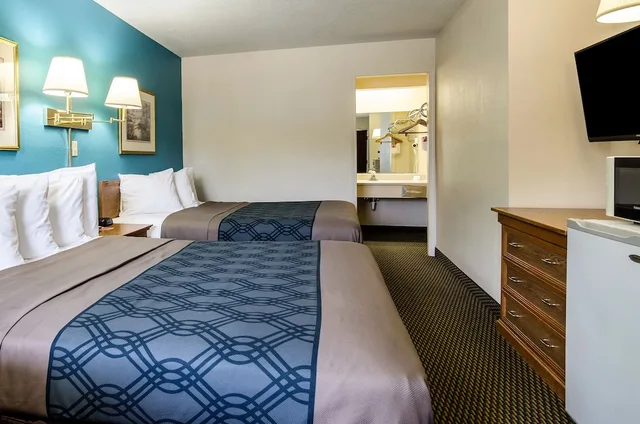 غرفة قياسية بسريرين كوين، Econo Lodge University 3/6