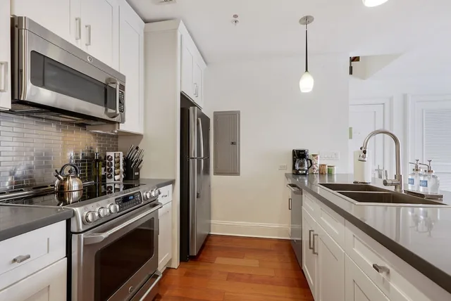 3 Bedrooms, 2 King Beds, Queen Bed, Two Story، Factors Row by Sextant 6/6
