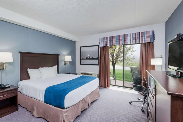 غرفة بزنس بسرير كينج بإطلالة على المتنزه في طابق مرتفع، Super 8 by Wyndham Port Elgin 1/4
