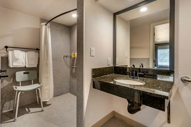 غرفة قياسية بسرير كينج لذوي الإعاقة، voco Kissimmee Orlando by IHG 1/1