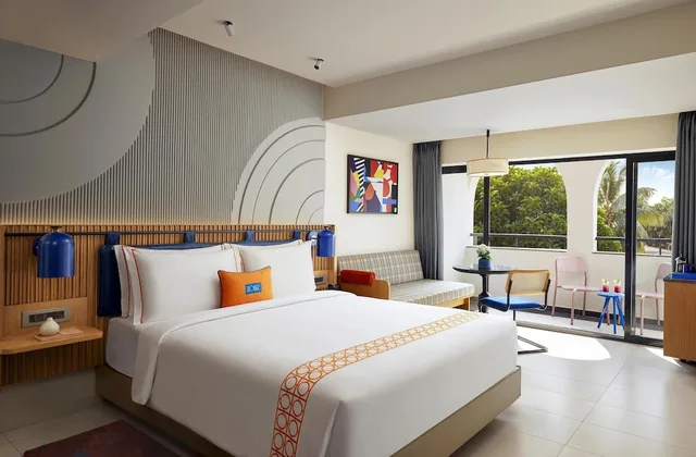 غرفة ديلوكس بسرير كينج بإطلالة على المسبح بشرفة، Ronil Goa - a JdV by Hyatt Hotel 1/6