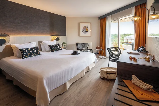 غرفة كومفورت بسرير كينج بشرفة، Hotel Valdys Thalasso & Spa - les Pins 1/7