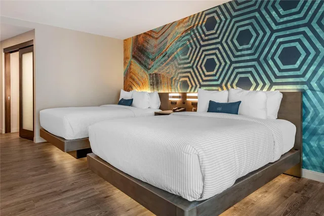 غرفة بسريرين كوين، Cambria Hotel St Petersburg Madeira Beach Marina 2/2