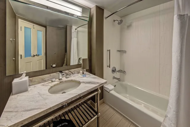 جناح بسرير كينج بغرفة نوم واحدة مع أريكة لذوي الإعاقة، Courtyard By Marriott Dulles Airport Herndon 1/3