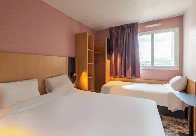 غرفة ثلاثية بثلاثة أسرّة، B&B HOTEL Amiens Centre Cathedrale 1/10