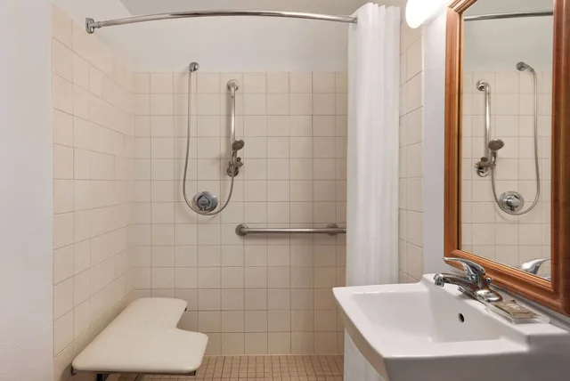 غرفة بسرير كوين لذوي الإعاقة، Country Inn & Suites By Radisson, Eagan, MN 3/4