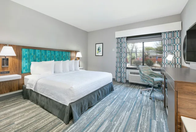 غرفة بسرير كينج لذوي الإعاقة، Hampton Inn Santa Cruz 1/4