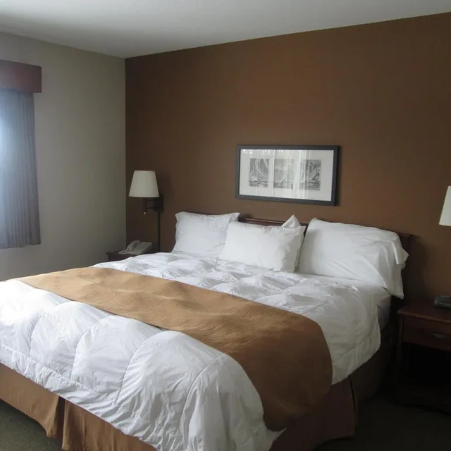 غرفة ديلوكس بسرير كينج بحوض استحمام لذوي الإعاقة، AmericInn by Wyndham Charlevoix 1/5