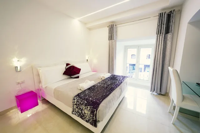 غرفة قياسية بسريرين منفصلين وسرير كوين بإطلالة على المدينة، San Pietro Grand Suite 1/5