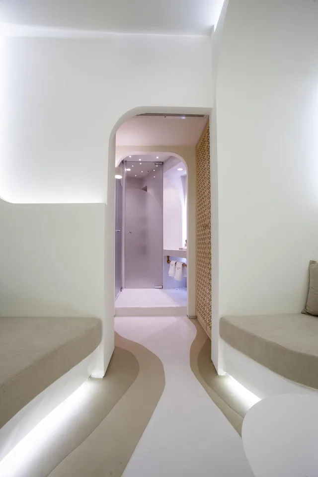 suite, jetted tub, ground floor, Andronikos Santorini 7/9