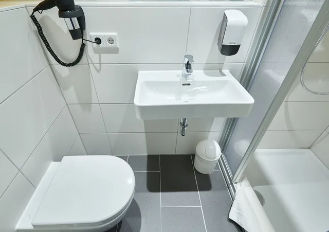 غرفة أساسية بسريرين منفصلين، Mcdreams Hotel Düsseldorf-City 4/4
