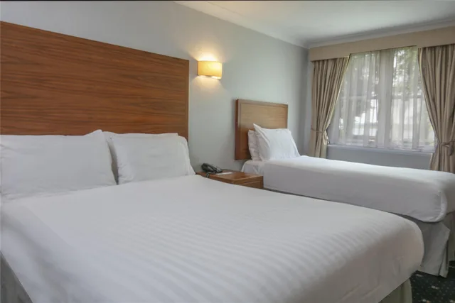 غرفة قياسية بسرير مزدوج وسرير فردي، Normanton Park Hotel, BW Signature Collection 1/3
