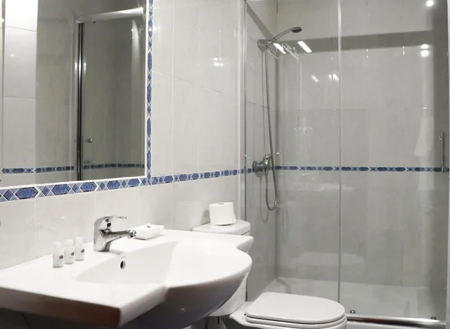 غرفة بسرير مزدوج أو سريرين منفصلين مع سرير إضافي، HOTEL LOURO 6/6