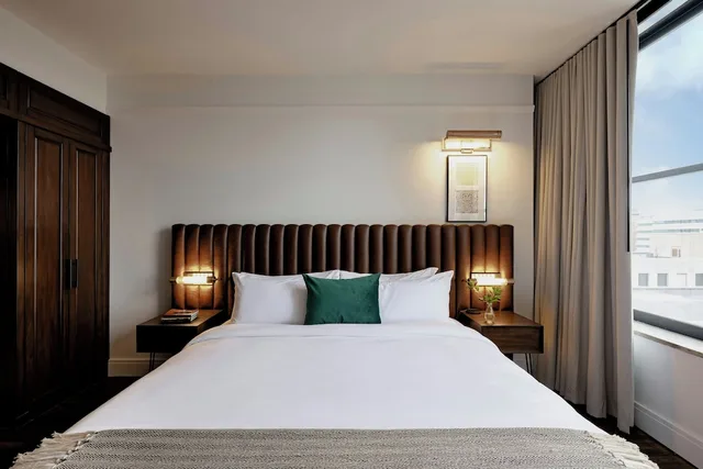 غرفة قياسية بسرير كينج، Surety Hotel 1/5