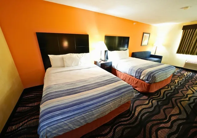 جناح بسريرين كوين مع أريكة، Americinn By Wyndham Streator 1/3