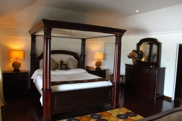 جناح رئاسي بسرير كينج بشرفة، Beachcombers Hotel 2/6