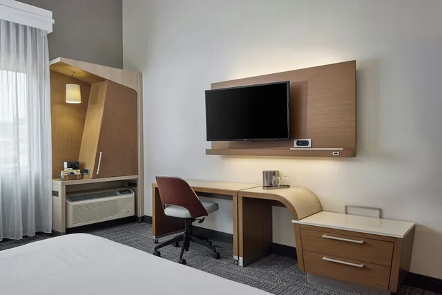 غرفة بسرير كينج مع أريكة، Courtyard Denver Southwest Littleton 6/10
