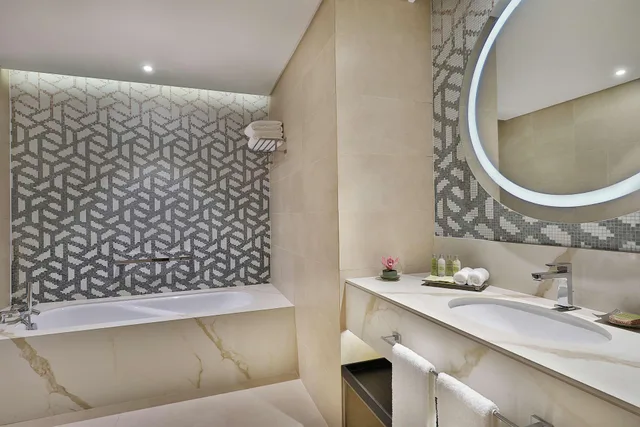 جناح ديلوكس بإطلالة على البحر بشرفة بغرفة نوم واحدة، Hilton Doha The Pearl Residences 2/3
